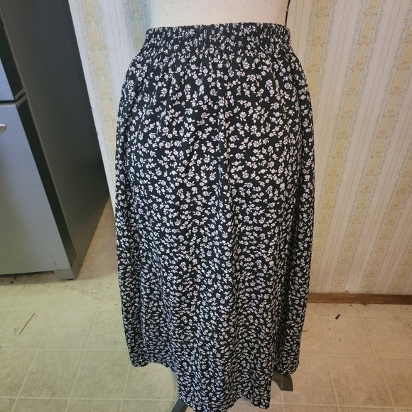 Dresses & Skirts - NWOT Floral Black and White Skirt